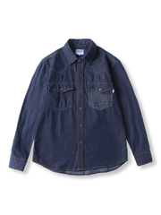 フラップポケットとダブルステッチが特徴のデニムシャツ。