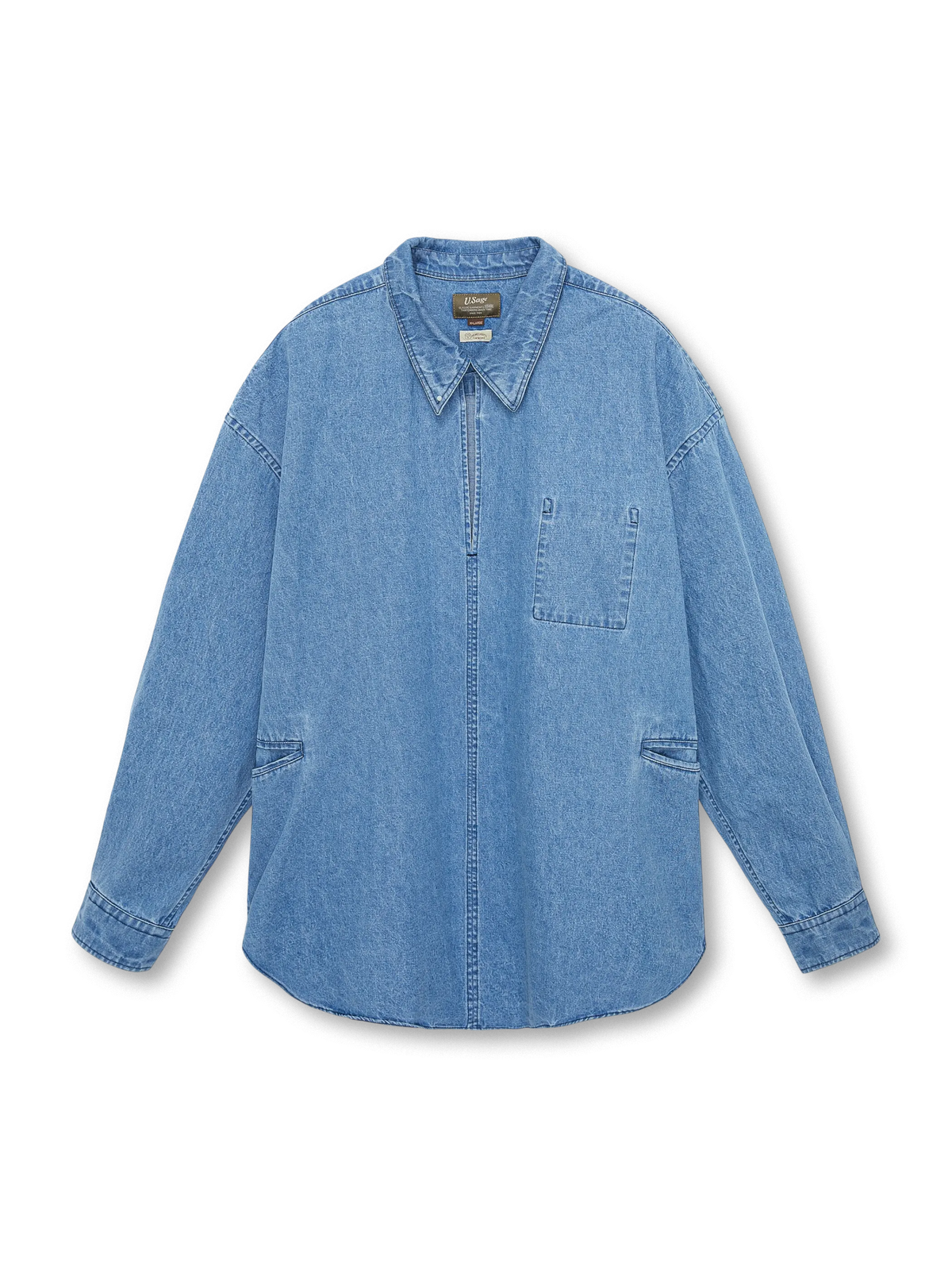 開襟プルオーバーの高密度セルビッジデニムシャツ。実用的なポケット配置とヴィンテージウォッシュが特徴のタフなデザイン。