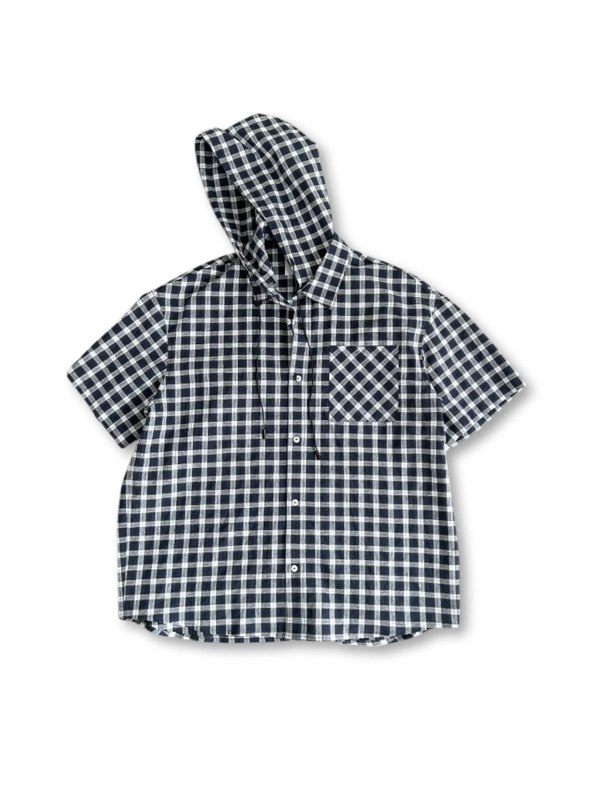 ボタンで取り外し可能なフード付きの襟なしチェック柄ショートスリーブシャツ。ゆったりとしたルーズフィットと通気性の良いコットン素材が特徴。胸元の大きなパッチポケットやヨーク切り替えでデザイン性と動きやすさを両立。