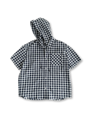 ボタンで取り外し可能なフード付きの襟なしチェック柄ショートスリーブシャツ。ゆったりとしたルーズフィットと通気性の良いコットン素材が特徴。胸元の大きなパッチポケットやヨーク切り替えでデザイン性と動きやすさを両立。