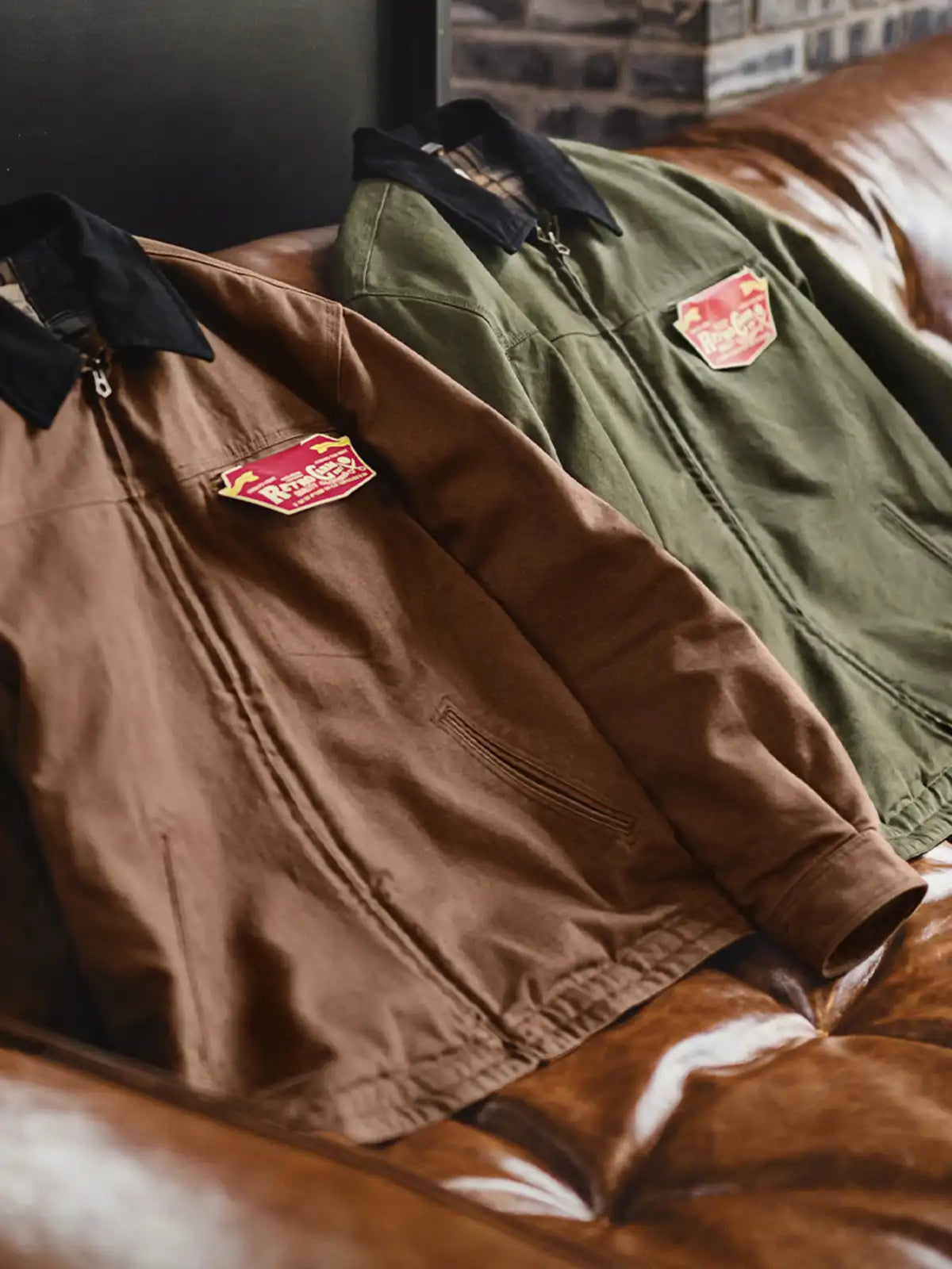 このジャケットは“働く男の鎧”として生まれたデトロイトモデルの精神を、現代の街に蘇らせたものです。
