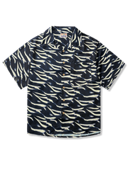 拔染技法のブルー地に手描き風筆跡柄をあしらったアロハシャツ。