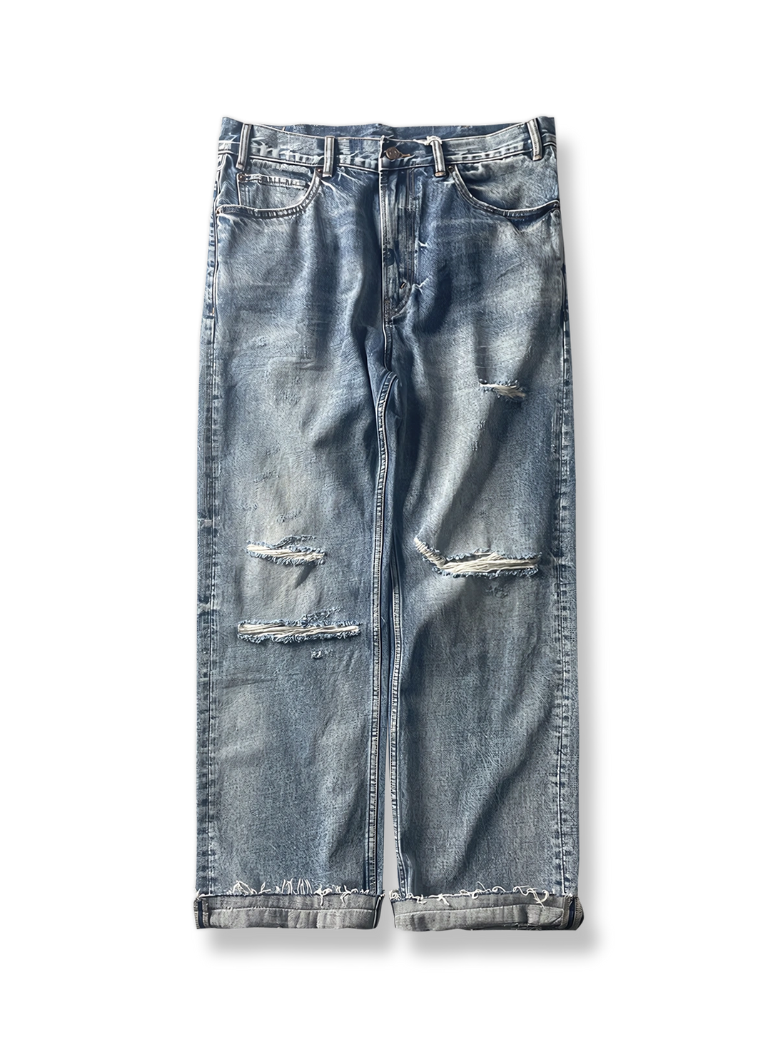 ダメージ加工が施されたストレートシルエットのデニムパンツ