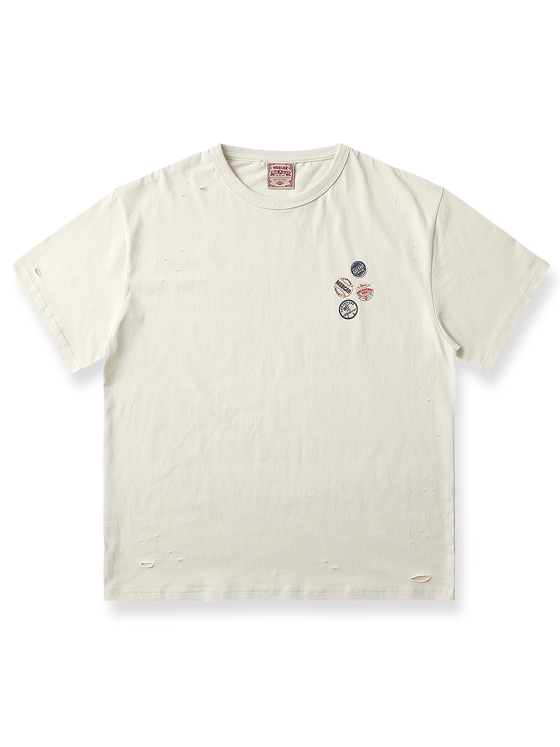 ダメージ加工とピンバッジプリントを施したミルクティーホワイトの半袖Tシャツ