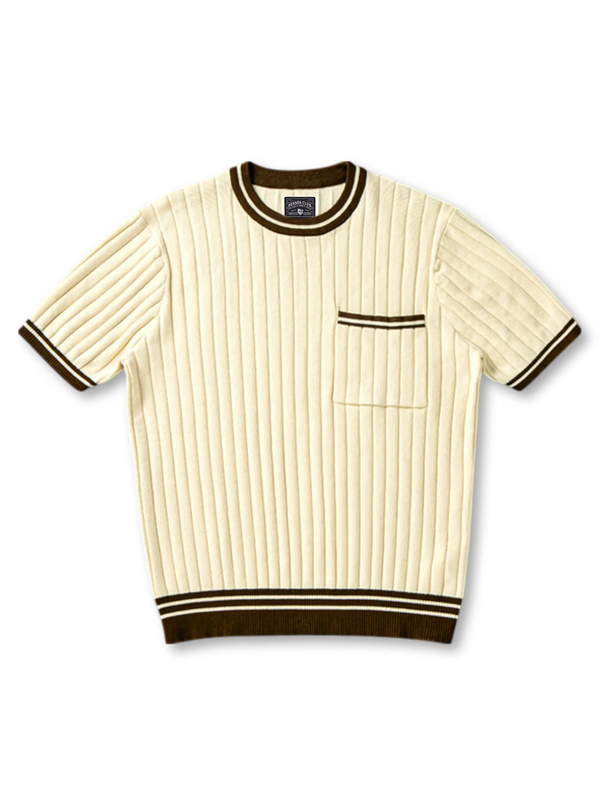 ダブルピ―コットンリブポケットTシャツの全身ビュー、配色ポケットとリブテクスチャーを強調。
