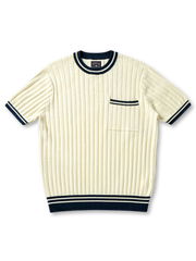 ダブルピ―コットンリブポケットTシャツの全身ビュー、配色ポケットとリブテクスチャーを強調。