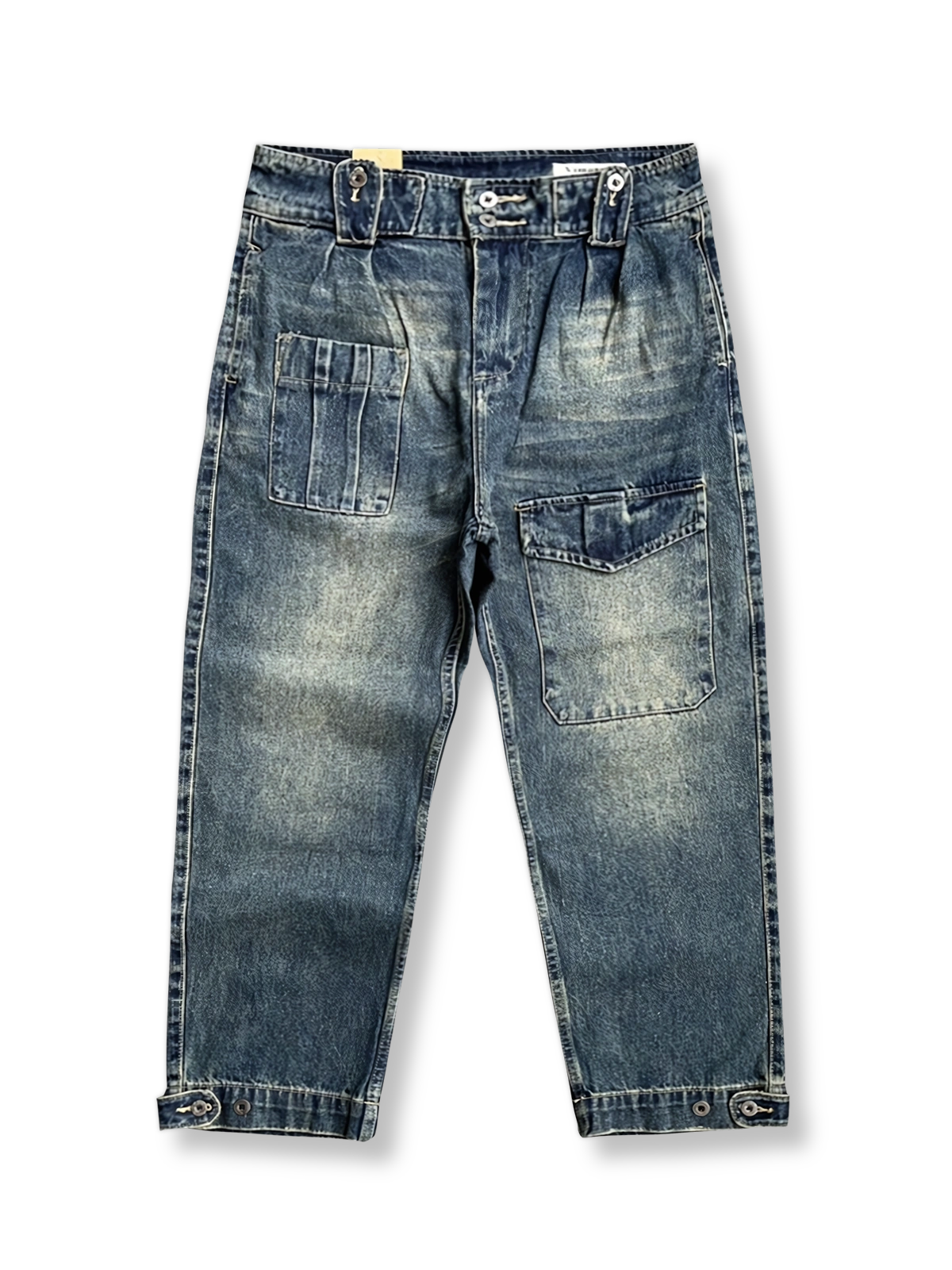 ダブルバックルと多機能ポケットが特徴のヴィンテージデニムパンツ