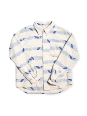 180g二重シャー織綿麻混紡生地使用のルーズシルエットシャツ。フラット縫製と厚手裏地付き。