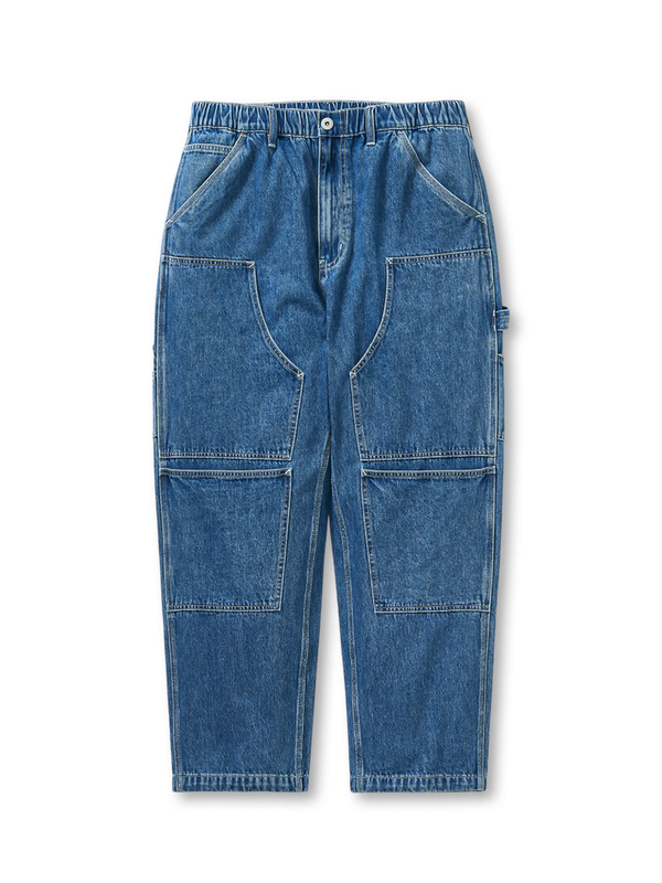 19世紀末の伐木パンツに着想を得たワイドレッグデニム。膝のダブルパッチと多機能ポケットが特徴の耐久性抜群パンツ。