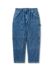 19世紀末の伐木パンツに着想を得たワイドレッグデニム。膝のダブルパッチと多機能ポケットが特徴の耐久性抜群パンツ。