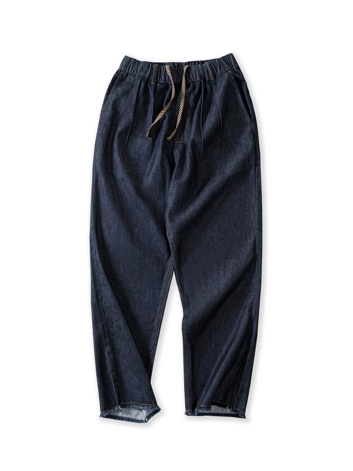 InsCoolクールタッチ生地とC-BLEND™技術で清涼感を実現したダブルプリーツのワイドストレートアイスデニムパンツ。裾カットオフとカラフルなドローコードがアクセント。春夏のアウトドアやリゾートに最適。