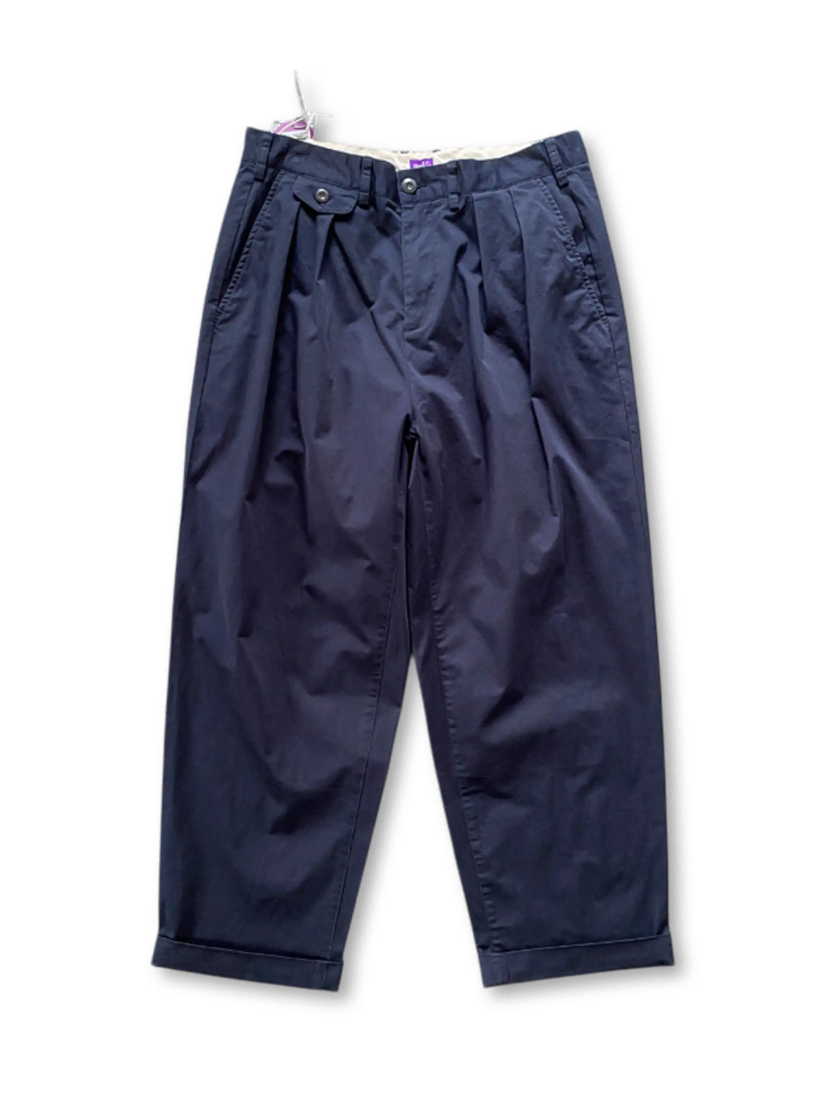 ダブルプリーツと赤い紐がアクセントの軽量テーパードパンツ。快適でスタイリッシュな夏向けアイテム。