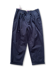 ダブルプリーツと赤い紐がアクセントの軽量テーパードパンツ。快適でスタイリッシュな夏向けアイテム。