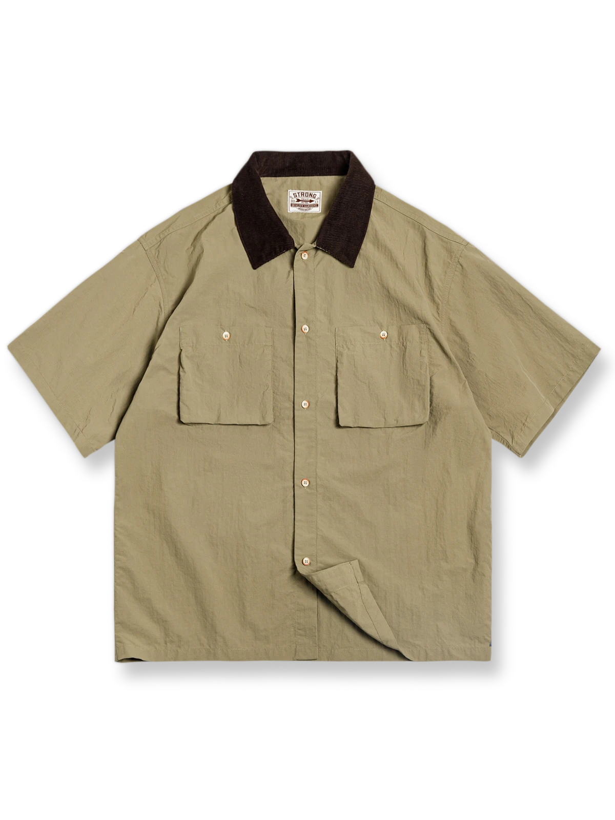 コーデュロイパッチワークとトライアングル刺繍入りダブルポケットのハンティングシャツ。