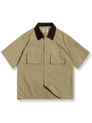 コーデュロイパッチワークとトライアングル刺繍入りダブルポケットのハンティングシャツ。