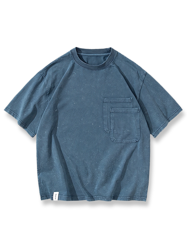 ウォッシュ加工とダブルポケットが特徴の半袖Tシャツ。