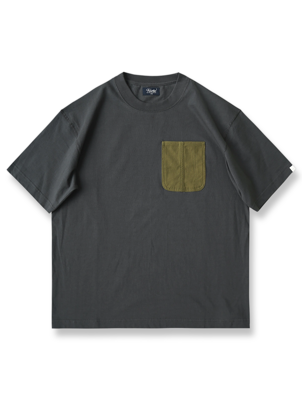 ミリタリーポケットとダブルステッチ補強が施されたヘビーウェイト半袖Tシャツ
