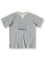 双Vネックデザインとリングスパンコットン素材を採用したヴィンテージ風スポーツタンクトップ