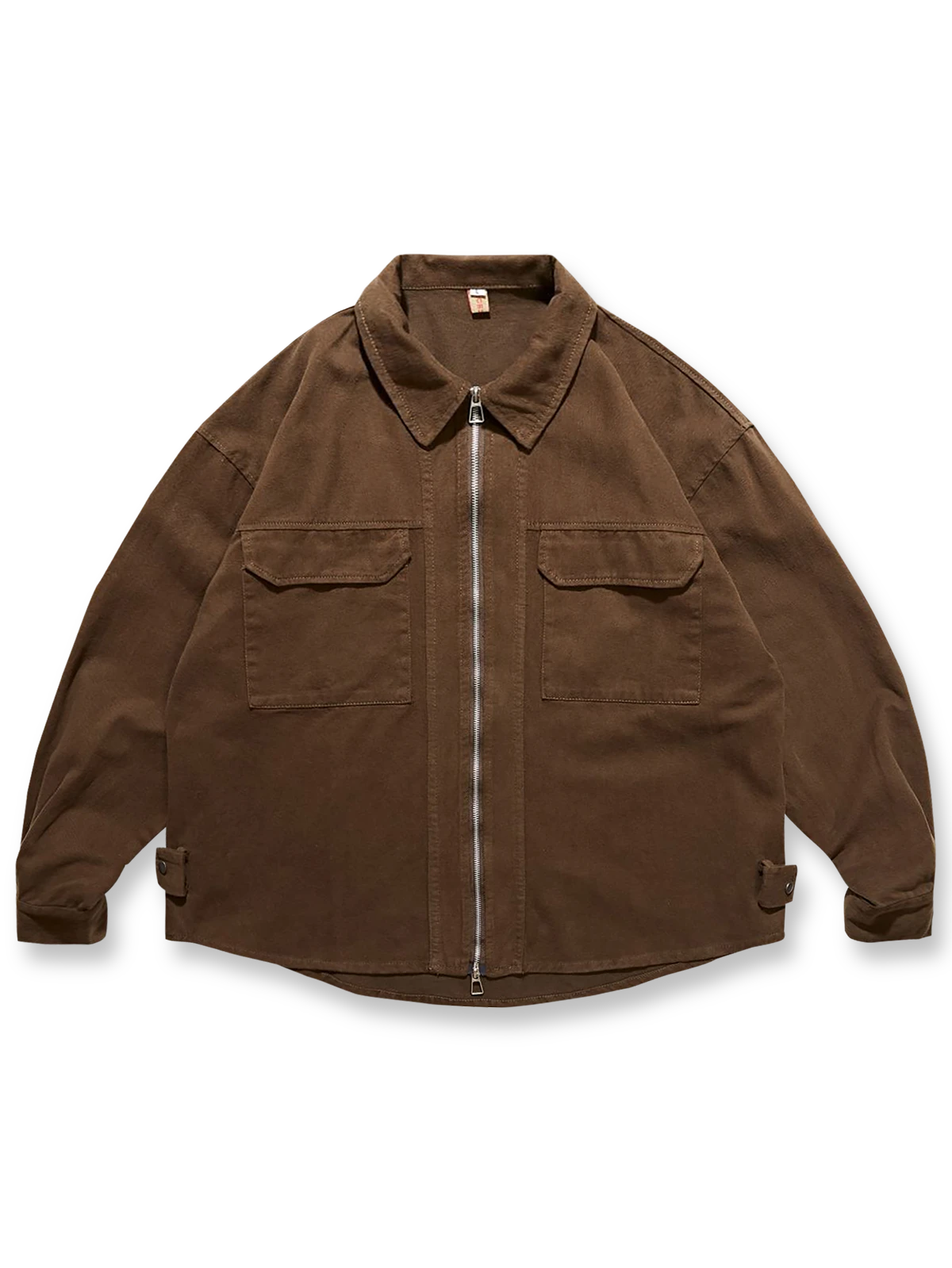 ダブルジップが特徴のウォッシュ加工長袖シャツ。左右対称のフラップポケットと裾のスナップボタンがワークテイストを引き立てる。柔らかいコットン生地で快適な着心地。通勤やアウトドアに適したルーズフィットシャツ。