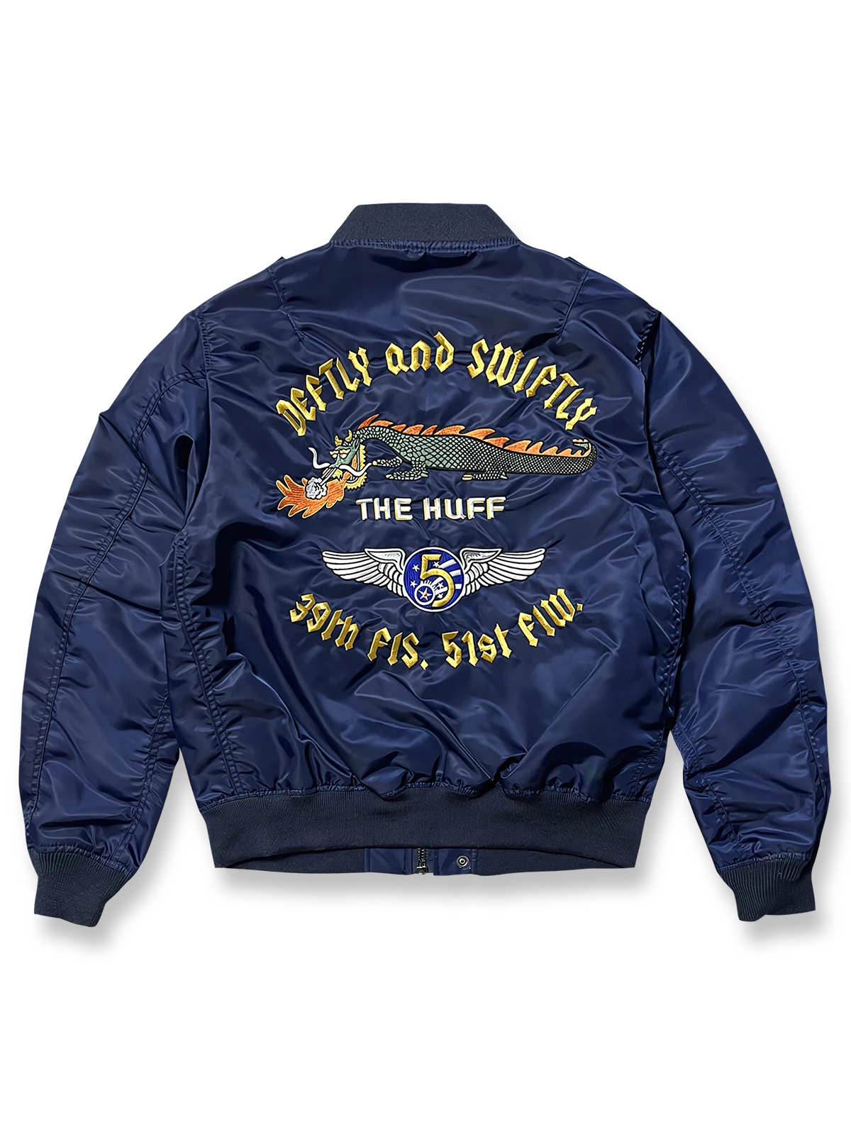 背面の龍刺繍とミリタリーワッペンが特徴のMA‑1フライトジャケット。