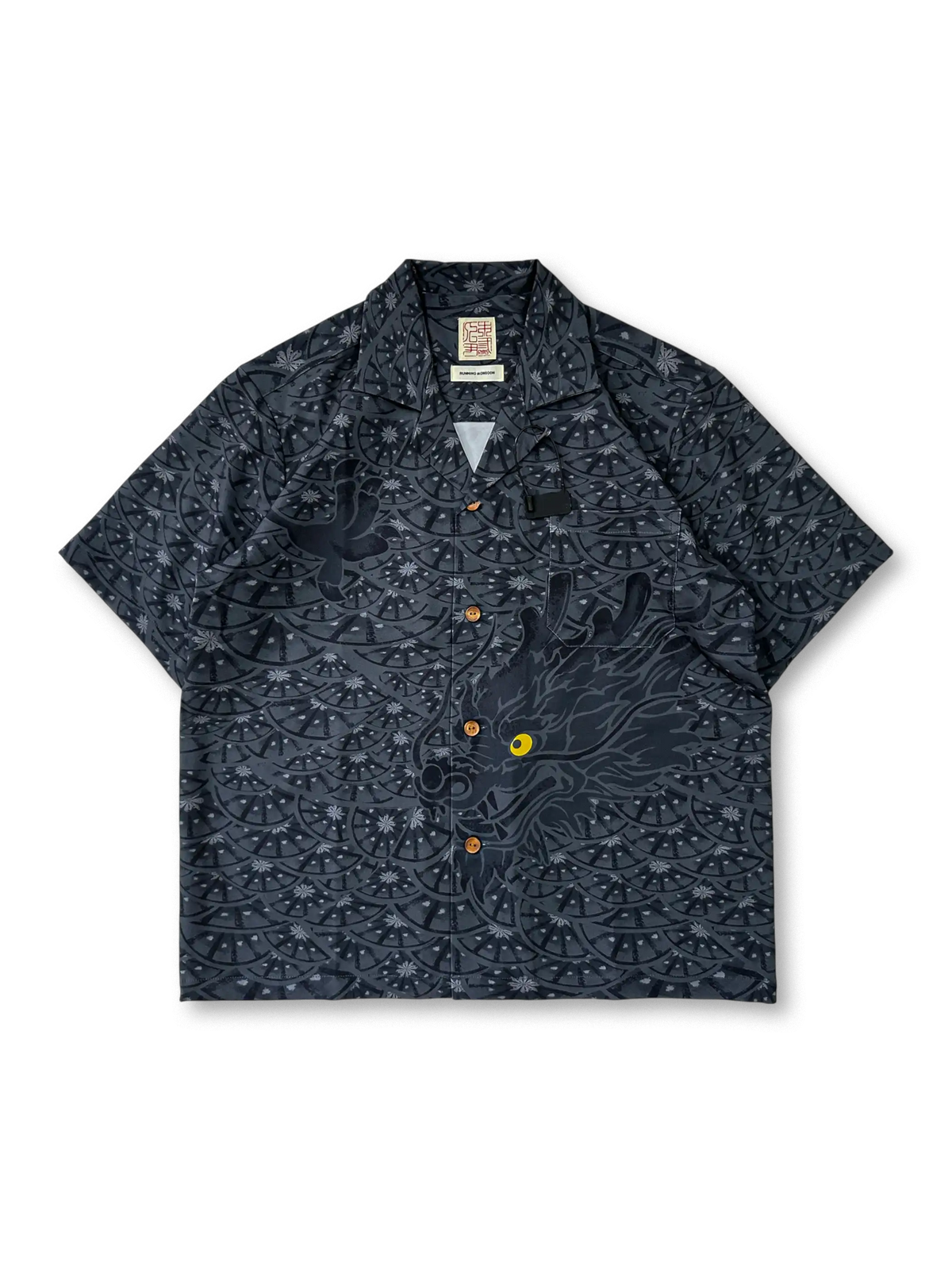 龍のオリジナルプリントとゆるやかなキューバカラーが特徴のポリエステル素材キューバシャツ。