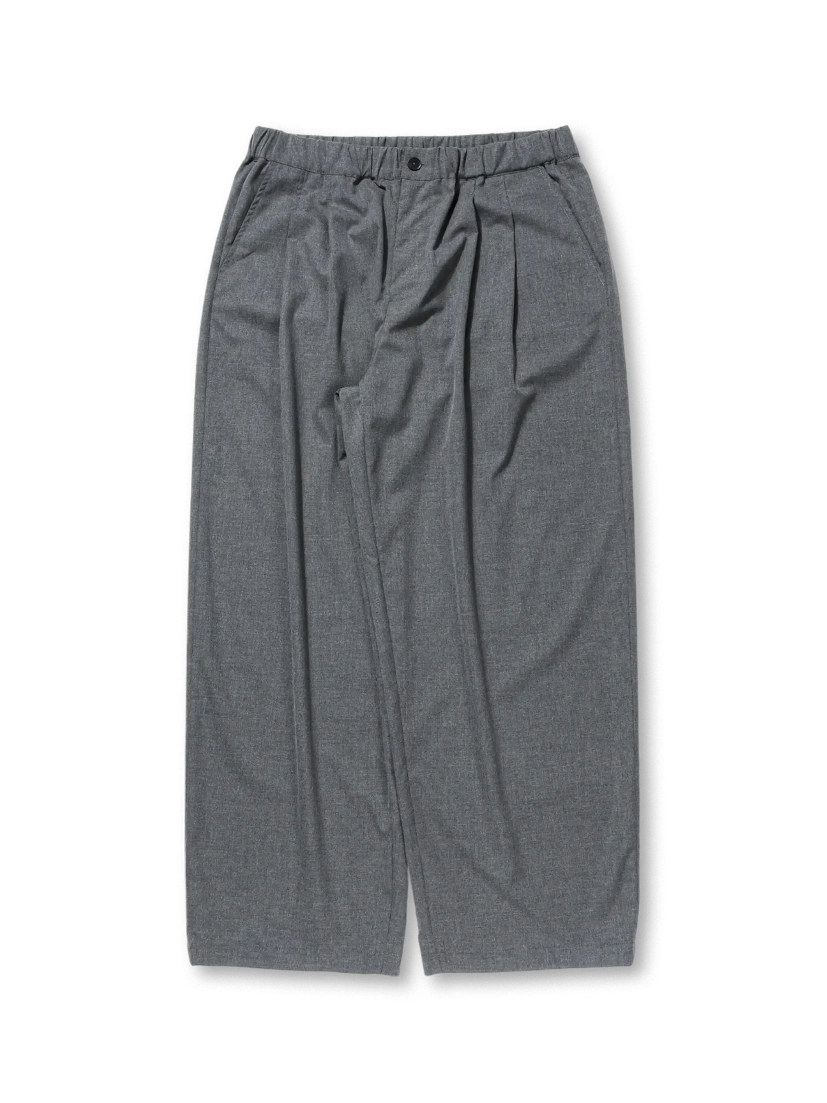 ウエストゴムと内ドローコードで調節可能なダブルプリーツスラックス。ポリエステル100%素材で抗シワ性に優れ、ゆったりしたワイドシルエットながら前後ラインはすっきり。通勤からカジュアルまで対応