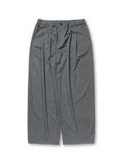ウエストゴムと内ドローコードで調節可能なダブルプリーツスラックス。ポリエステル100%素材で抗シワ性に優れ、ゆったりしたワイドシルエットながら前後ラインはすっきり。通勤からカジュアルまで対応