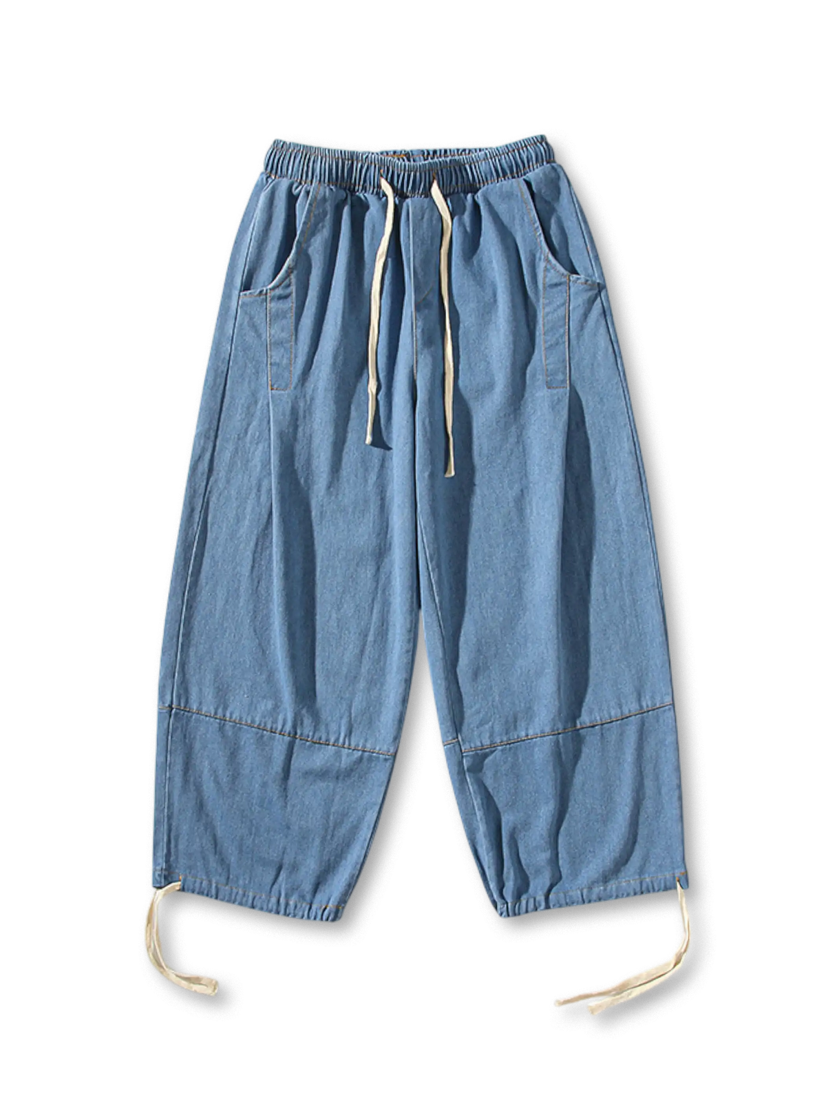  ワイドレッグラインとウエスト・裾のドローストリング付きでシルエット調整可能なヴィンテージ風デニムパンツ。丈夫なステッチと程よいフェード感が特徴。