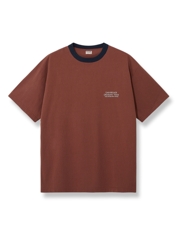 バインディングリブとDRINKING TEAM刺繍プリントが映えるヴィンテージ風Tシャツ。