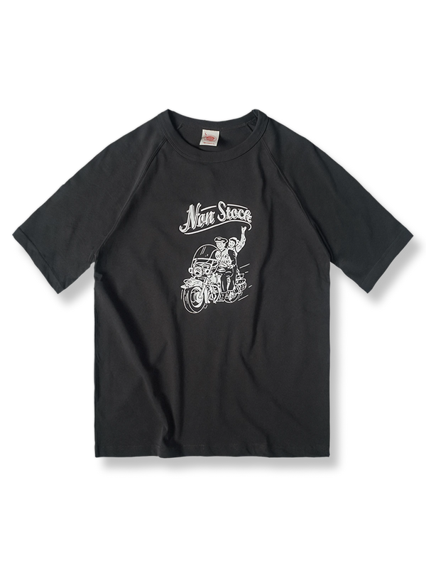 ドロップショルダーとヴィンテージ風バイクグラフィックが特徴の半袖Tシャツ。