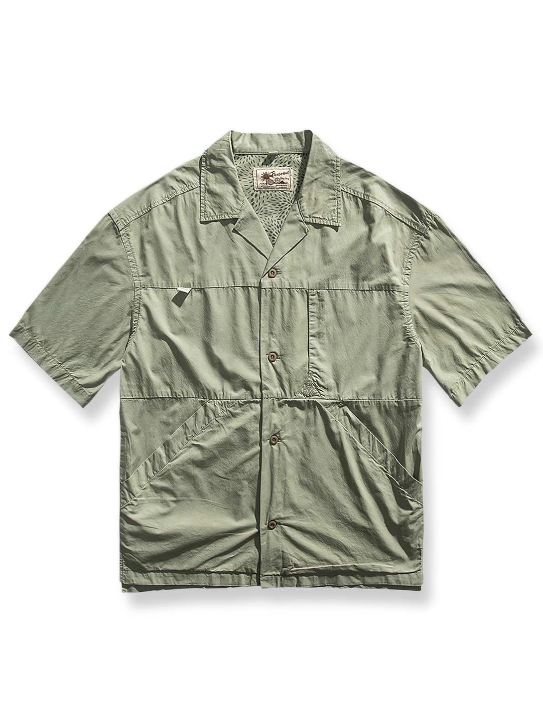 ドロップショルダーと五分袖、大容量ポケットが特徴の100%コットンワークシャツの全体像。