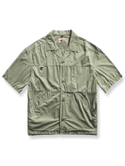 ドロップショルダーと五分袖、大容量ポケットが特徴の100%コットンワークシャツの全体像。