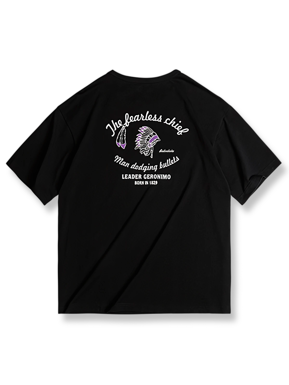 鷹の羽冠モチーフをプリントしたTシャツ