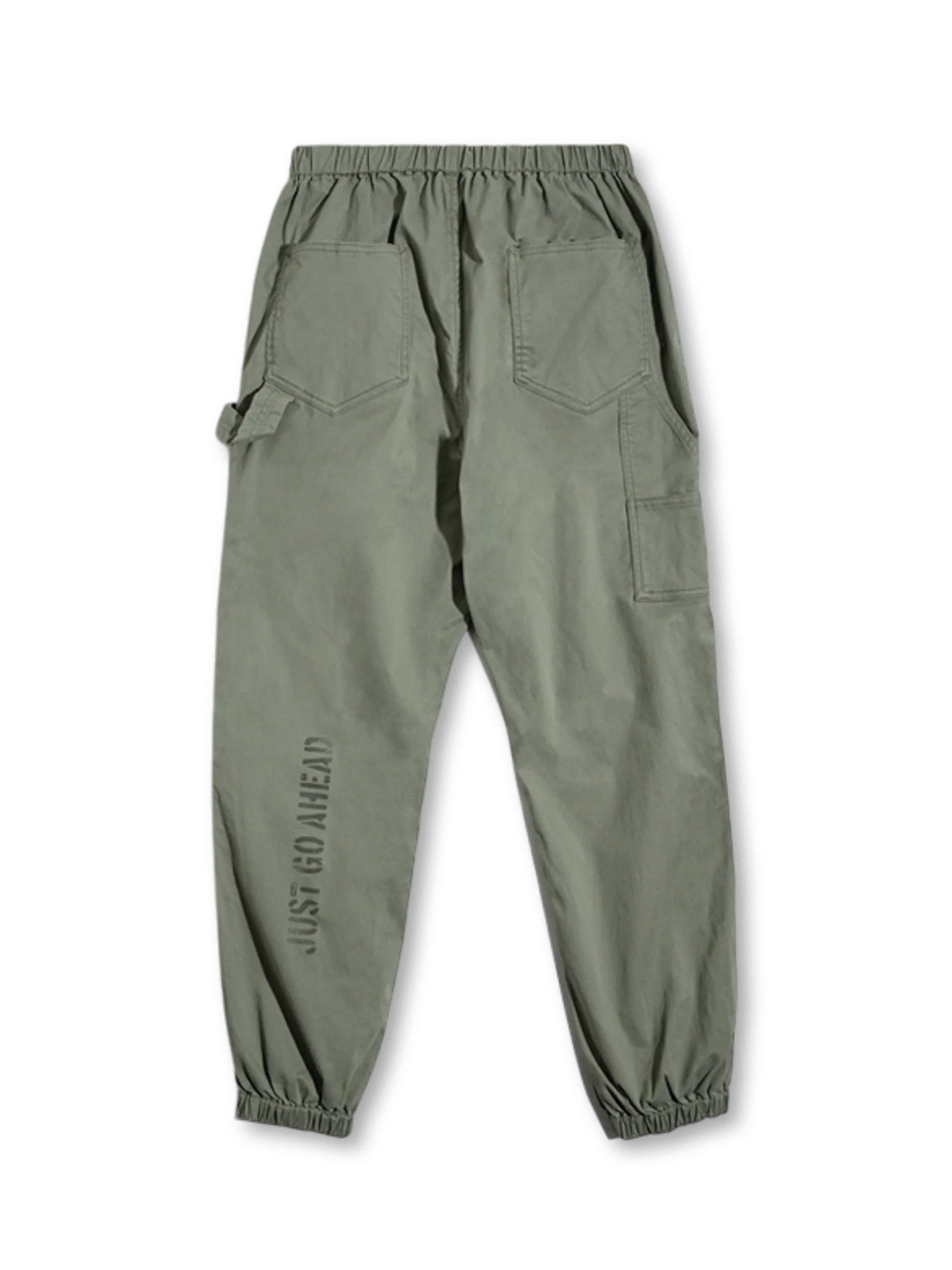 「JUST GO AHEAD」プリントとミリタリーポケットが特徴のリラックスシルエットのイージーハーレムジョガーパンツ