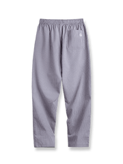  Easypantsシアサッカーストライプカジュアルパンツ全体展示、軽量生地と外側ドローストリングデザインを示す。