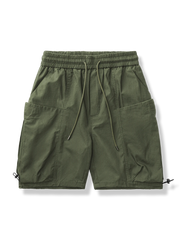 ゴム入りウエストとストレートシルエットのショートパンツ。