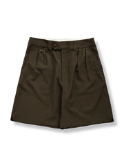 リネン風カチオン染め素材と後ろゴム、ツープリーツが特徴のスーツショートパンツ