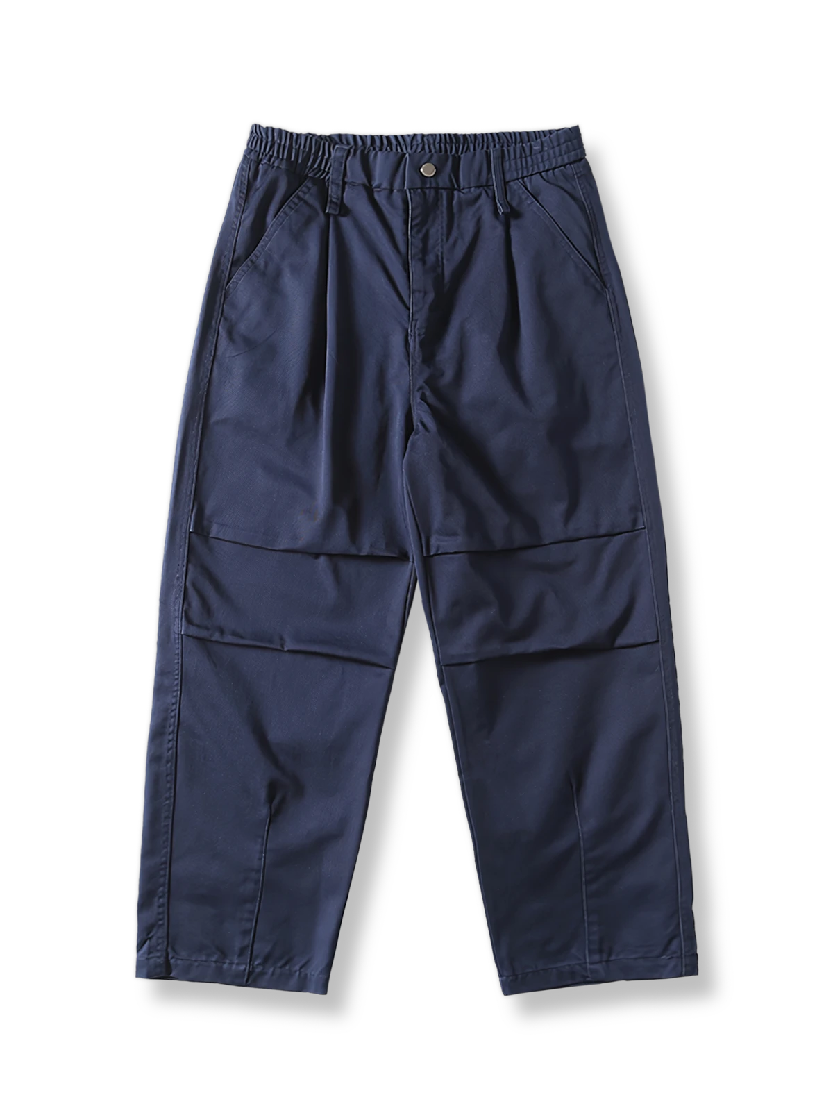 ウエストゴムとツータック、ワイドフィットシルエットが特徴のリラックスパンツの全体像。