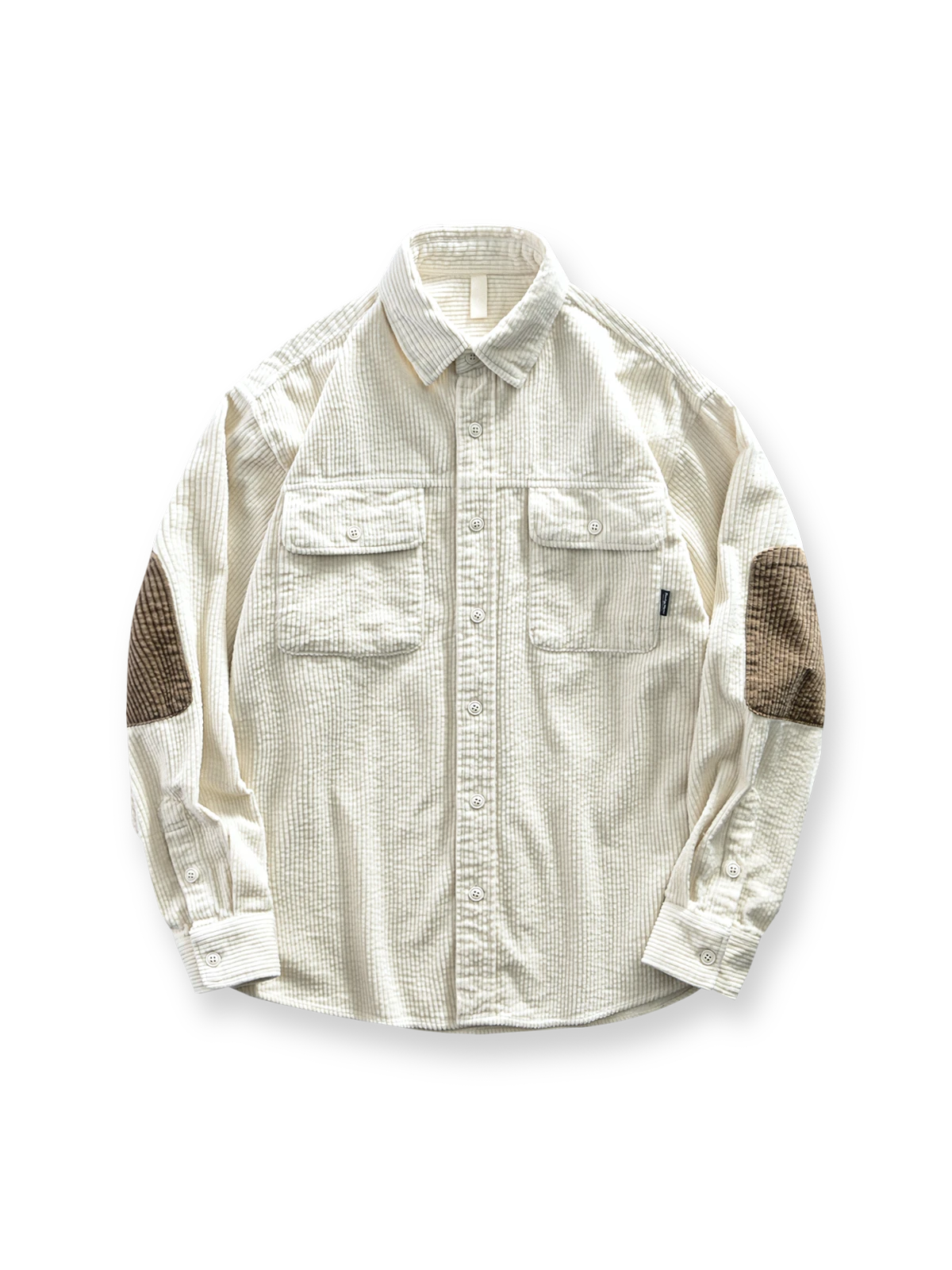 エルボーパッチ付きのコーデュロイシャツジャケット。