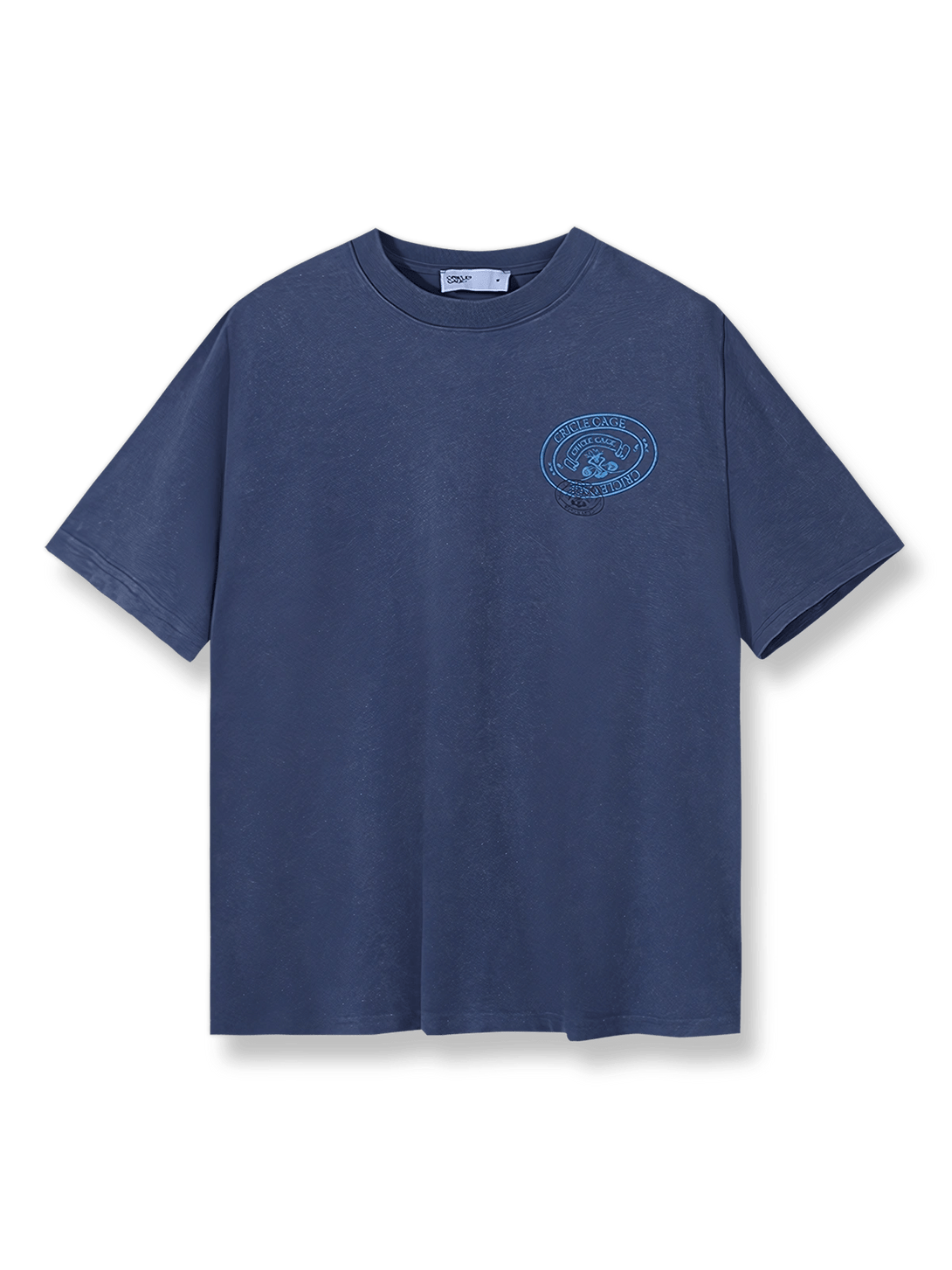 エンブレムと文字プリントが施されたストリート風半袖Tシャツ
