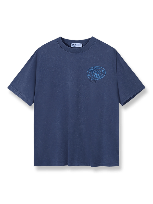 エンブレムと文字プリントが施されたストリート風半袖Tシャツ