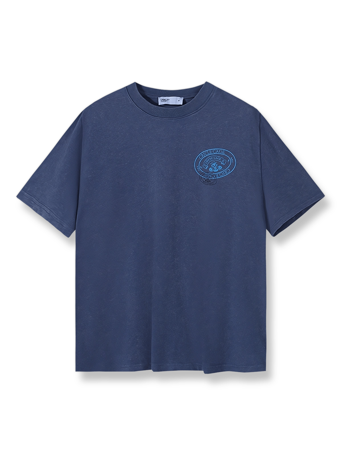 エンブレムと文字プリントが施されたストリート風半袖Tシャツ