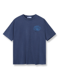エンブレムと文字プリントが施されたストリート風半袖Tシャツ