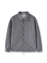 エンボス加工による立体的な凹凸とドローストリング裾が特徴の厚手ポリエステルニット長袖シャツの全体像。