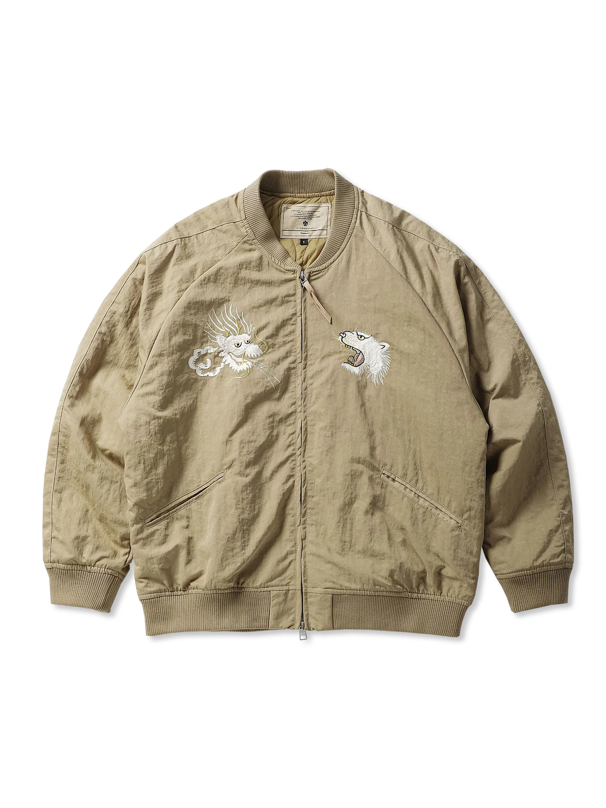  虎と龍の刺繍が特徴の伝統的な横須賀スカジャン。軽量ナイロン素材とリブ編みのバスケットボールカラーで快適な着心地。