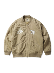  虎と龍の刺繍が特徴の伝統的な横須賀スカジャン。軽量ナイロン素材とリブ編みのバスケットボールカラーで快適な着心地。