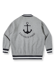 刺繍入りのベースボールジャケット