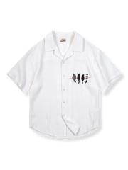 猫刺繍と速乾ワッフル素材が特徴の、前後裾長さ違いデザインの半袖シャツ