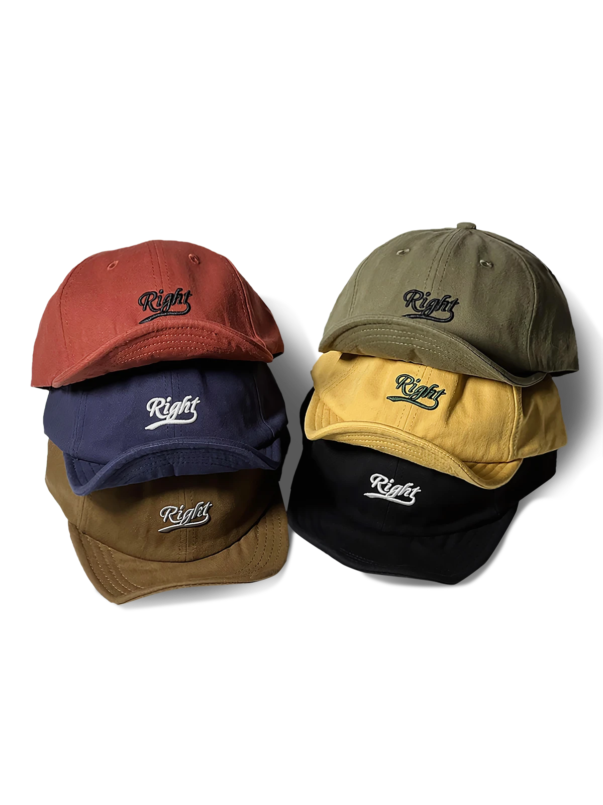 刺繍文字が施されたコットン素材のキャップ。