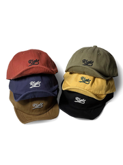 刺繍文字が施されたコットン素材のキャップ。